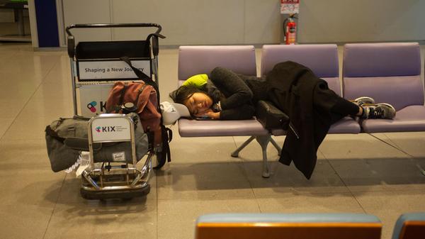 Osaka, Japan, Schlafender Passagier am Flughafen K
