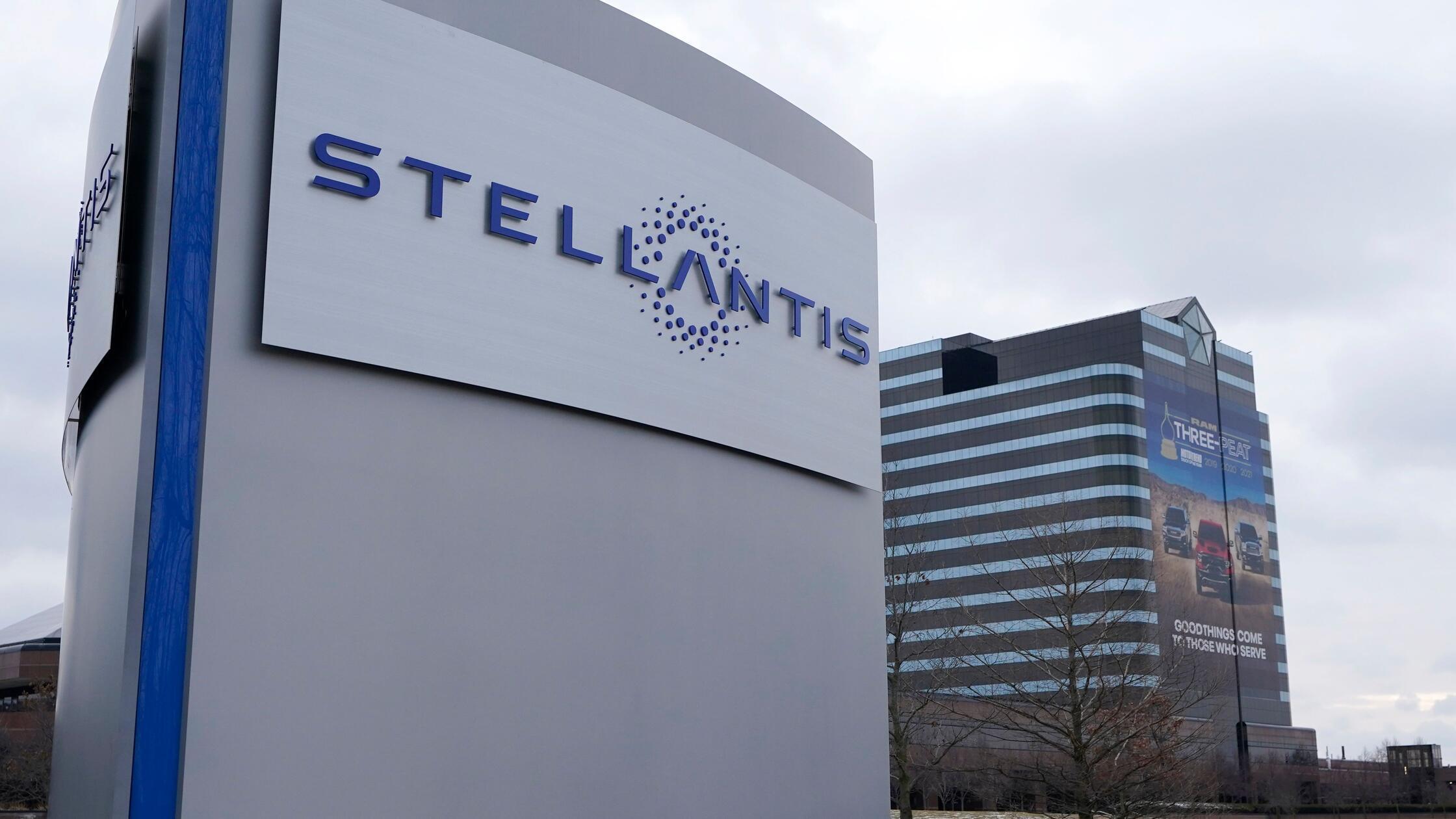 Ein Schild mit dem Stellantis-Logo ist vor dem Chr