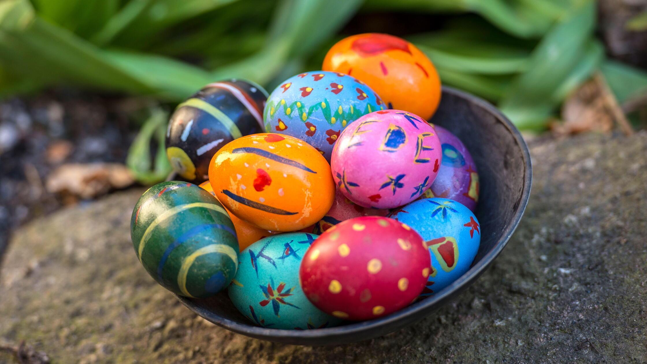 Eine Schale mit bunt bemalten Ostereiern (Foto vom