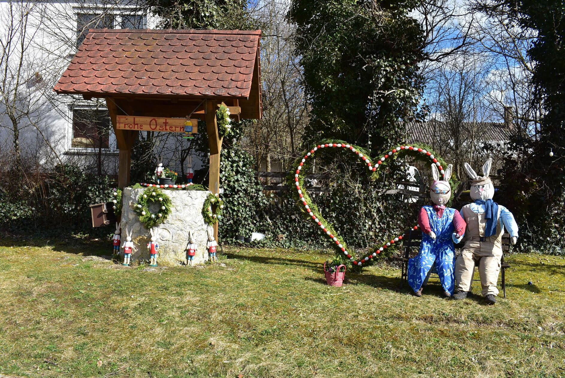 Brunnen und geschmückter Platz in Almos