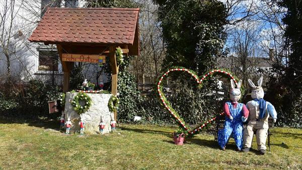 Brunnen und geschmückter Platz in Almos