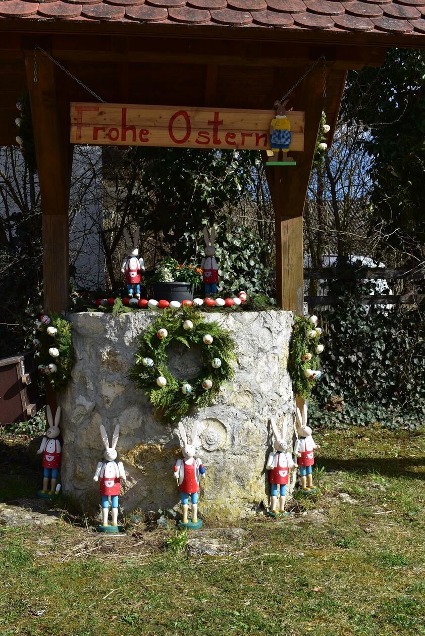 Brunnen und geschmückter Platz in Almos