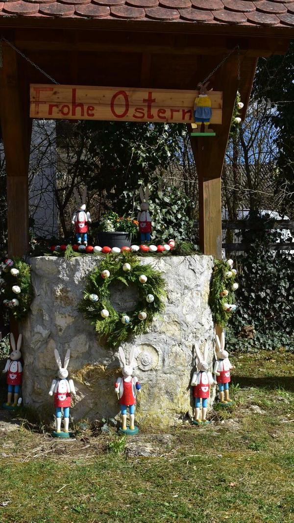 Brunnen und geschmückter Platz in Almos