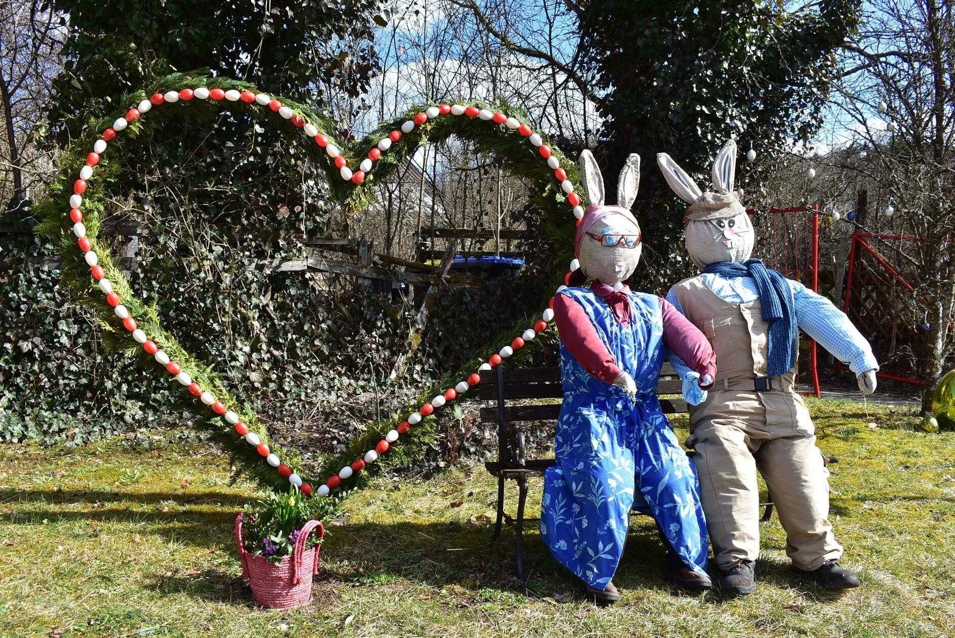 Brunnen und geschmückter Platz in Almos