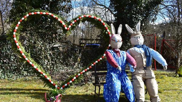 Brunnen und geschmückter Platz in Almos