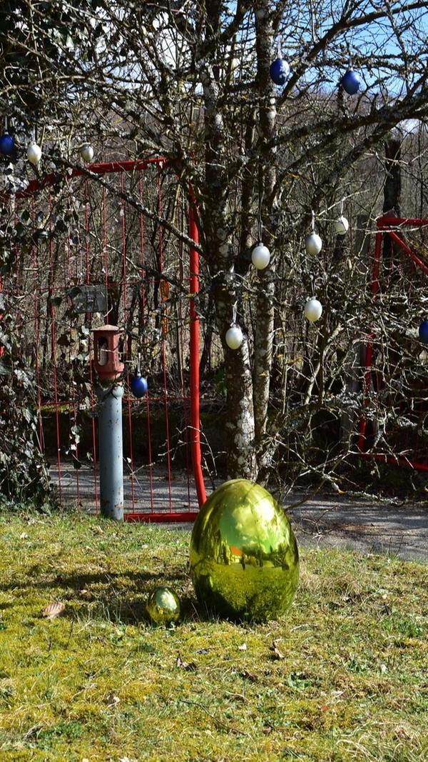 Brunnen und geschmückter Platz in Almos