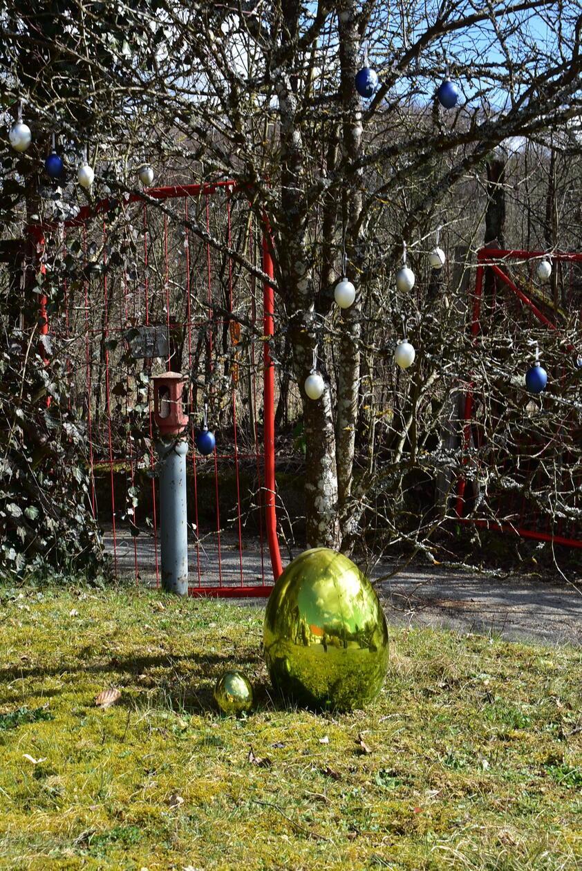 Brunnen und geschmückter Platz in Almos