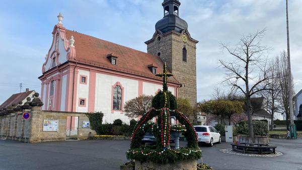 Der geschmückte Osterbrunnen vor der Kirche in Kersbach.