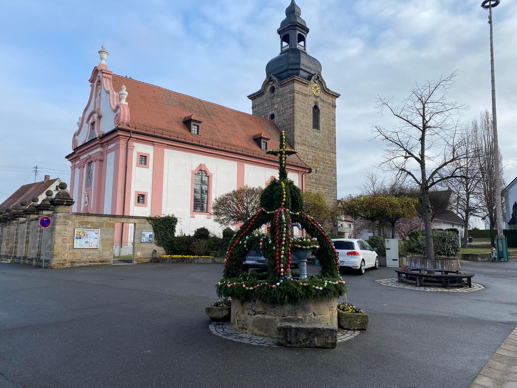 Der geschmückte Osterbrunnen vor der Kirche in Kersbach.
