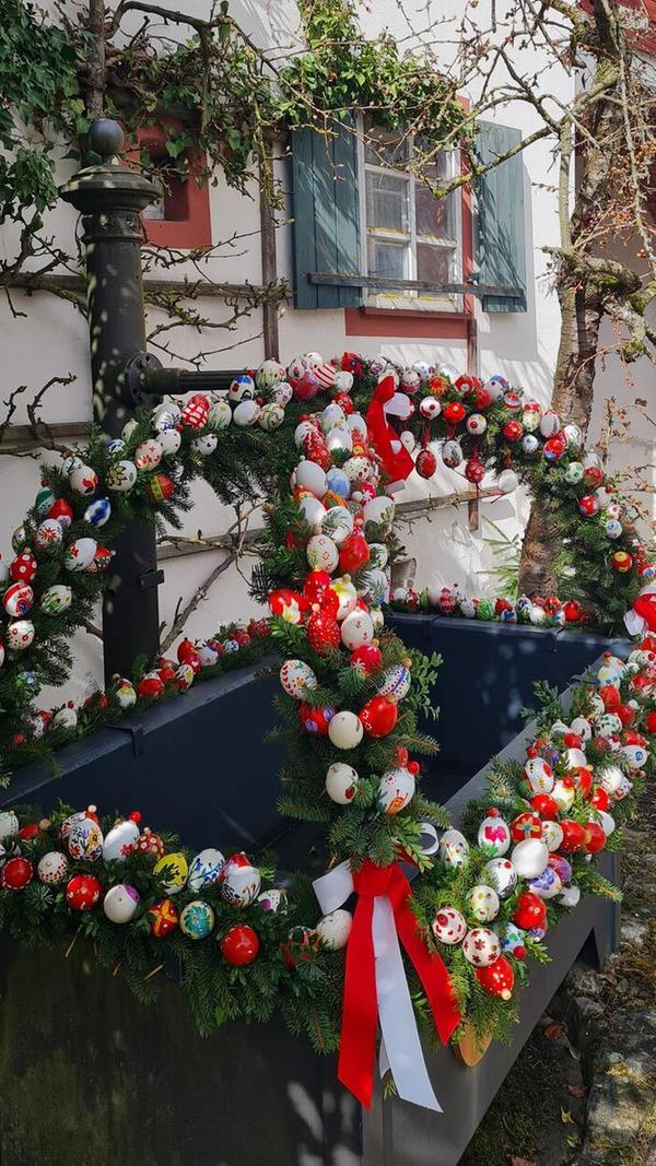 Osterbrunnen neben dem historischen Stadttorbogen in Hiltpoltstein.