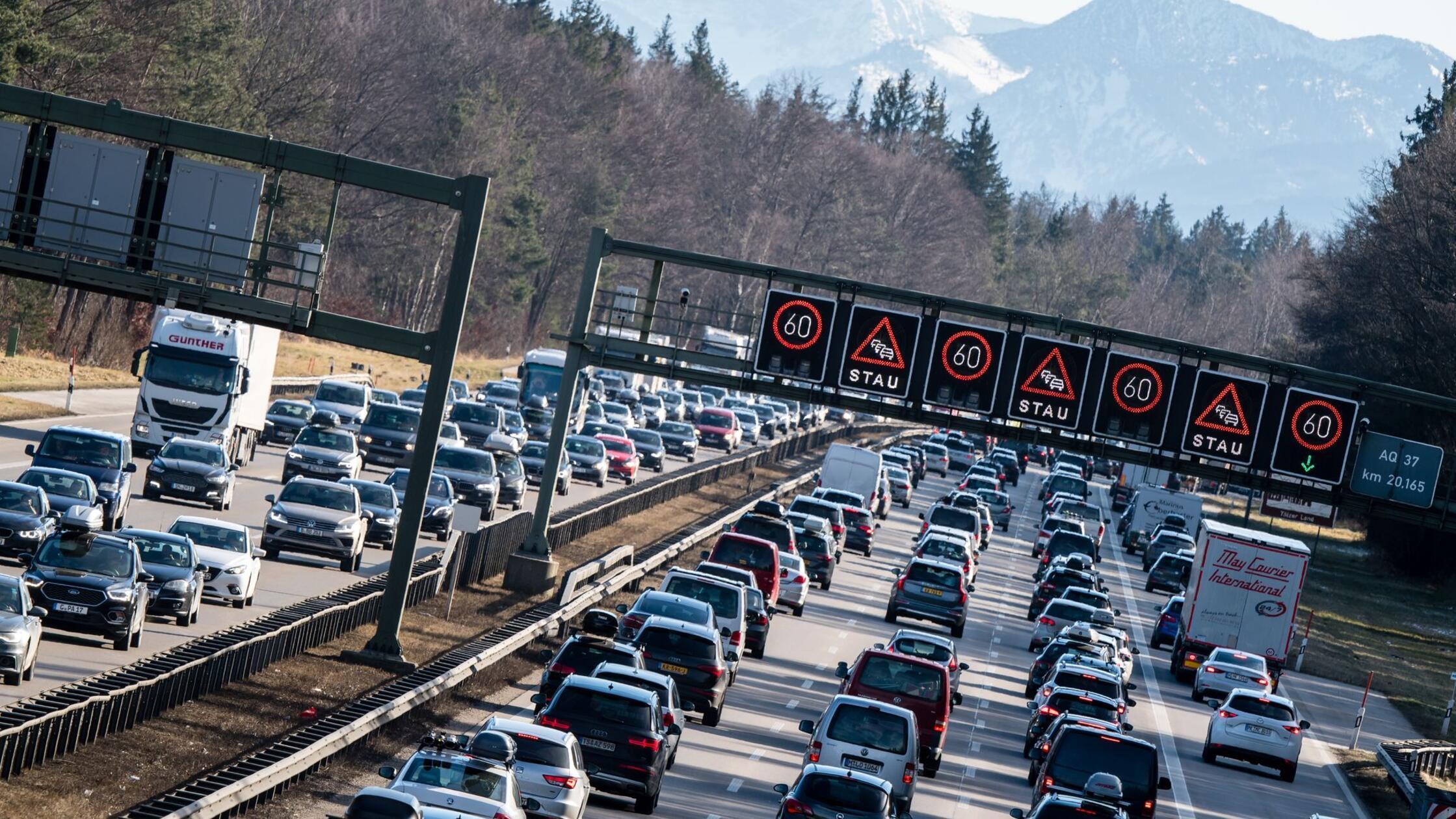 Heavy traffic on regional highways and trains: Patience is required this ...