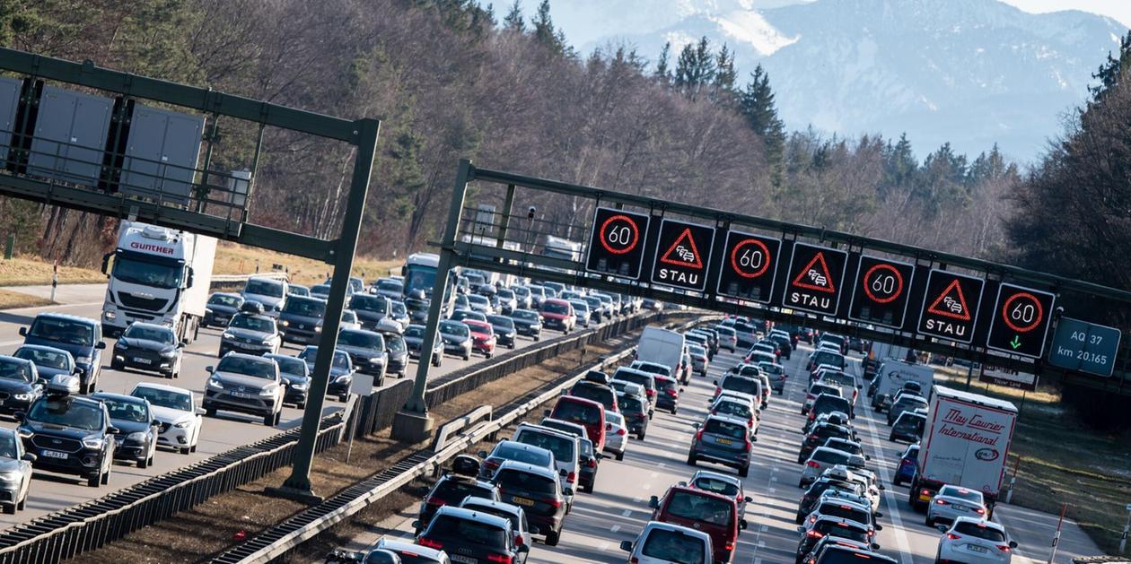 Heavy traffic on regional highways and trains: Patience is required this ...