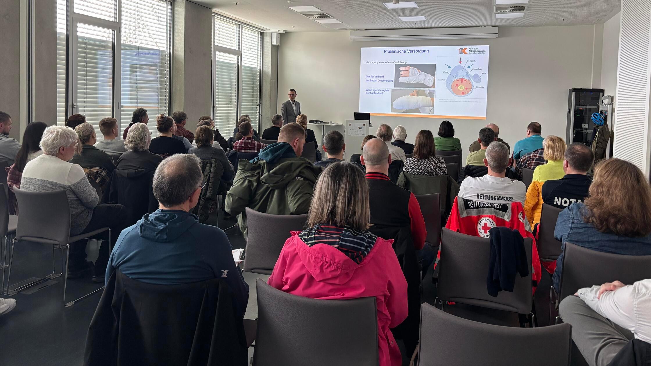 Zahlreiche Teilnehmende aus Medizin, Rettungsdiens