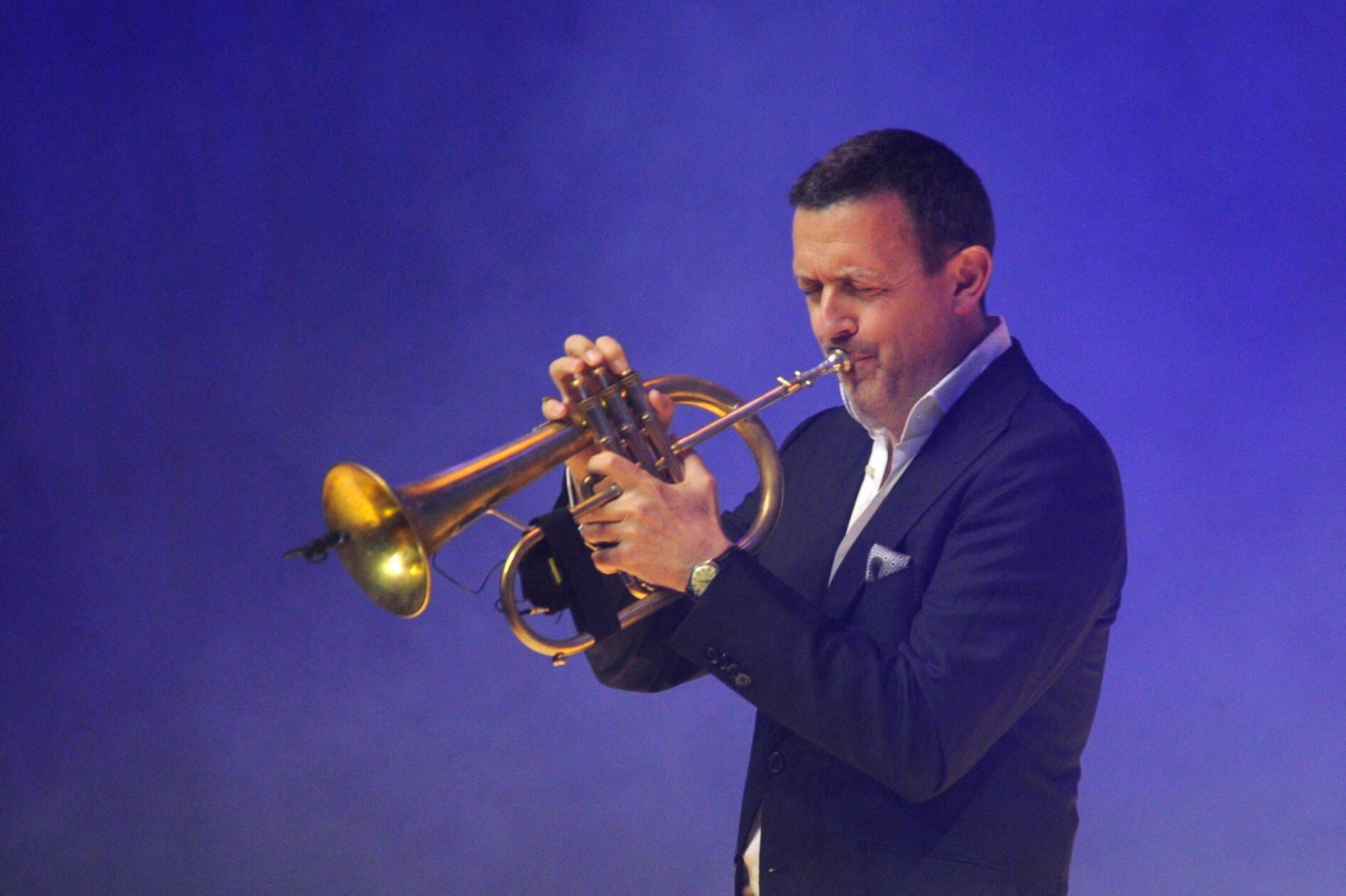 Trompeter Till Brönner kommt nach Nürnberg. Der wohl bekannteste Jazzmusiker Europas bespielt am Dienstag, 14. April, die Meistersingerhalle. Angekündigt ist das neue Programm "Italia", in dem Till Brönner tief in die italienische Musik der 1960er bis 1980er Jahre eintaucht. Beginn: 20 Uhr.