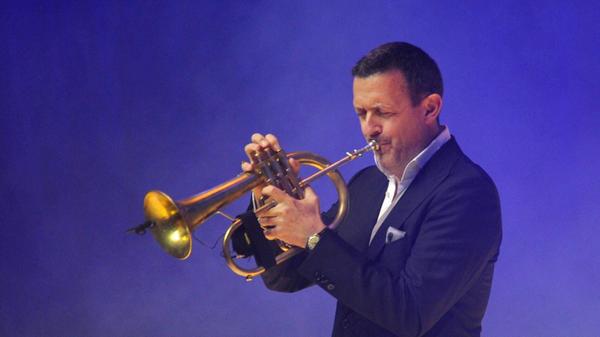Trompeter Till Brönner kommt nach Nürnberg. Der wohl bekannteste Jazzmusiker Europas bespielt am Dienstag, 14. April, die Meistersingerhalle. Angekündigt ist das neue Programm "Italia", in dem Till Brönner tief in die italienische Musik der 1960er bis 1980er Jahre eintaucht. Beginn: 20 Uhr.
