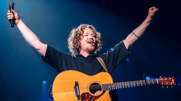 Im Rahmen seiner Akustik-Tour tritt Sänger Michael Schulte am Freitag, 17. April, in der Erlanger Heinrich-Lades-Halle auf. Mit Band im Rücken präsentiert der Musiker all seine Hits im Unplugged-Gewand. Beginn: 20 Uhr.