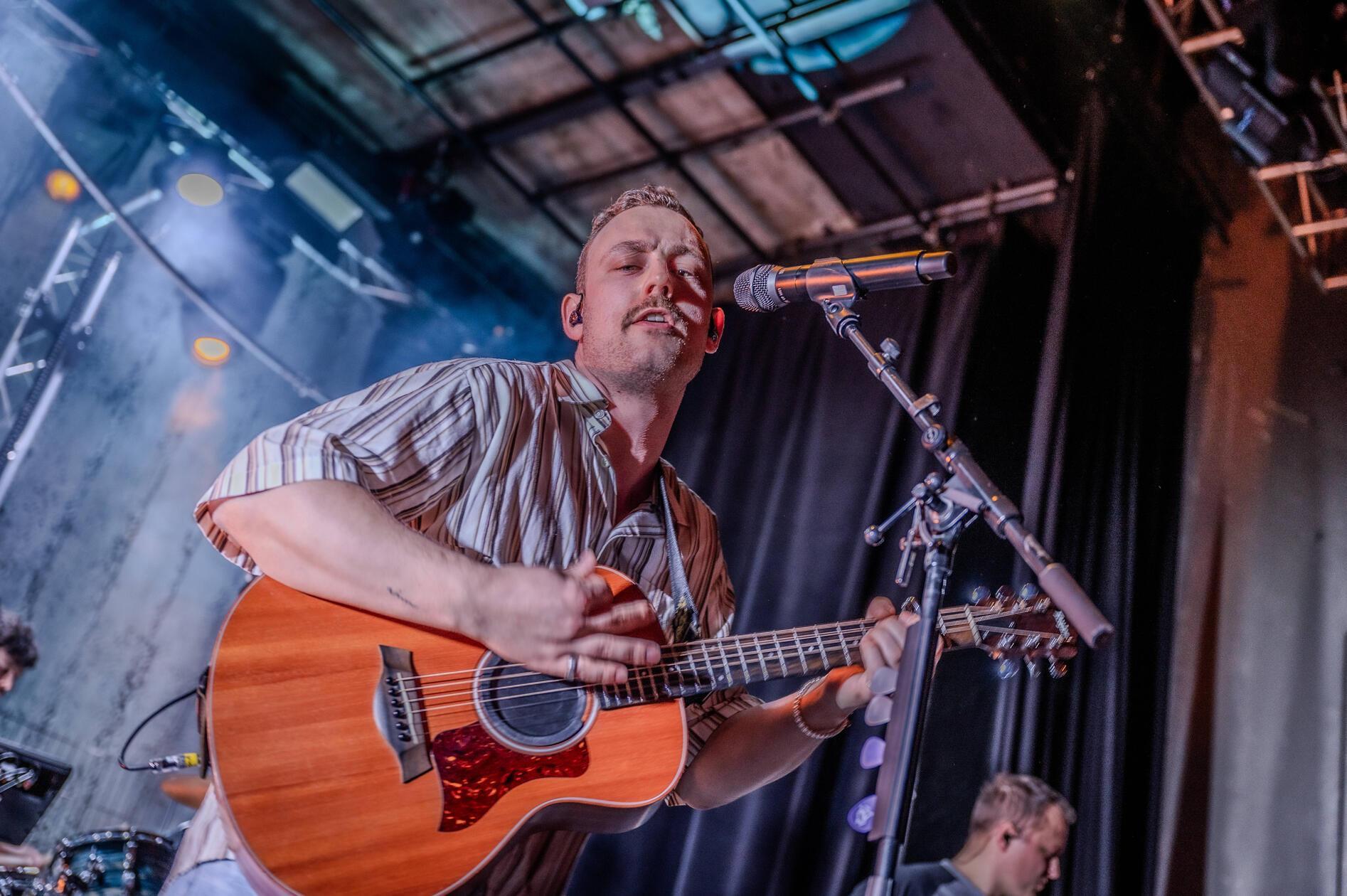 Die aus der Coverband Maybe hervorgegangene Indierock-Kapelle Kaffkiez aus Rosenheim hat sich in Windeseile auf die großen Bühnen des Landes gespielt. Am Sonntag, 19. April, schüttelt die Truppe die Stadthalle Fürth durch. Ab 20 Uhr lässt die Combo ihre energiegeladenen Songs von der Leine.