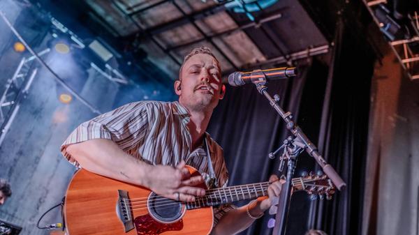 Die aus der Coverband Maybe hervorgegangene Indierock-Kapelle Kaffkiez aus Rosenheim hat sich in Windeseile auf die großen Bühnen des Landes gespielt. Am Sonntag, 19. April, schüttelt die Truppe die Stadthalle Fürth durch. Ab 20 Uhr lässt die Combo ihre energiegeladenen Songs von der Leine.
