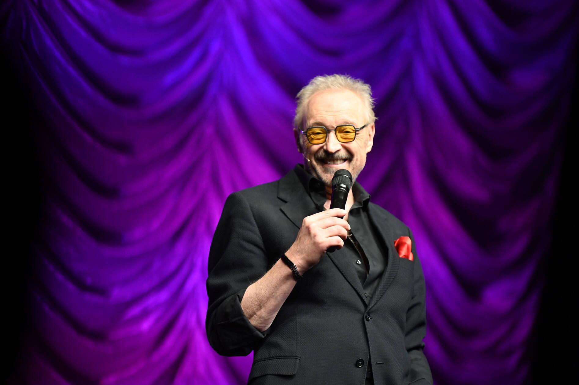 Er ist Schauspieler, Regisseur und ein exzellenter Kabarettist: Josef Hader. Am Dienstag, 21., und Mittwoch, 22. April, macht der Österreicher mit seiner Show "Hader On Ice" in der Stadthalle Fürth Station. Los geht Haders einzigartige Performance jeweils um 20 Uhr.