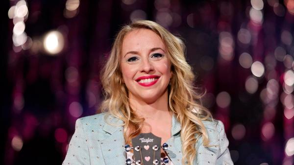 Songwriterin Miss Allie hat einige prominente Fans. Carolin Kebekus holte sie schon mehrere Male mit auf die Bühne und Musiker Olli Schulz empfahl ihr Album in einem Podcast. Am Freitag, 24. April, musiziert die Künstlerin in der Erlanger Heinrich-Lades-Halle. Showstart ist um 20 Uhr.