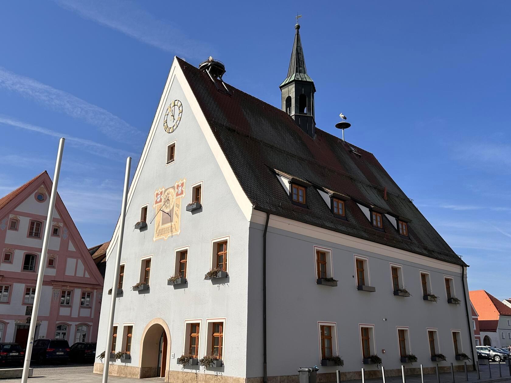 Das Rathaus in Freystadt konnte unsere Leserin Petra Gaukler mit Störchen fotografieren.