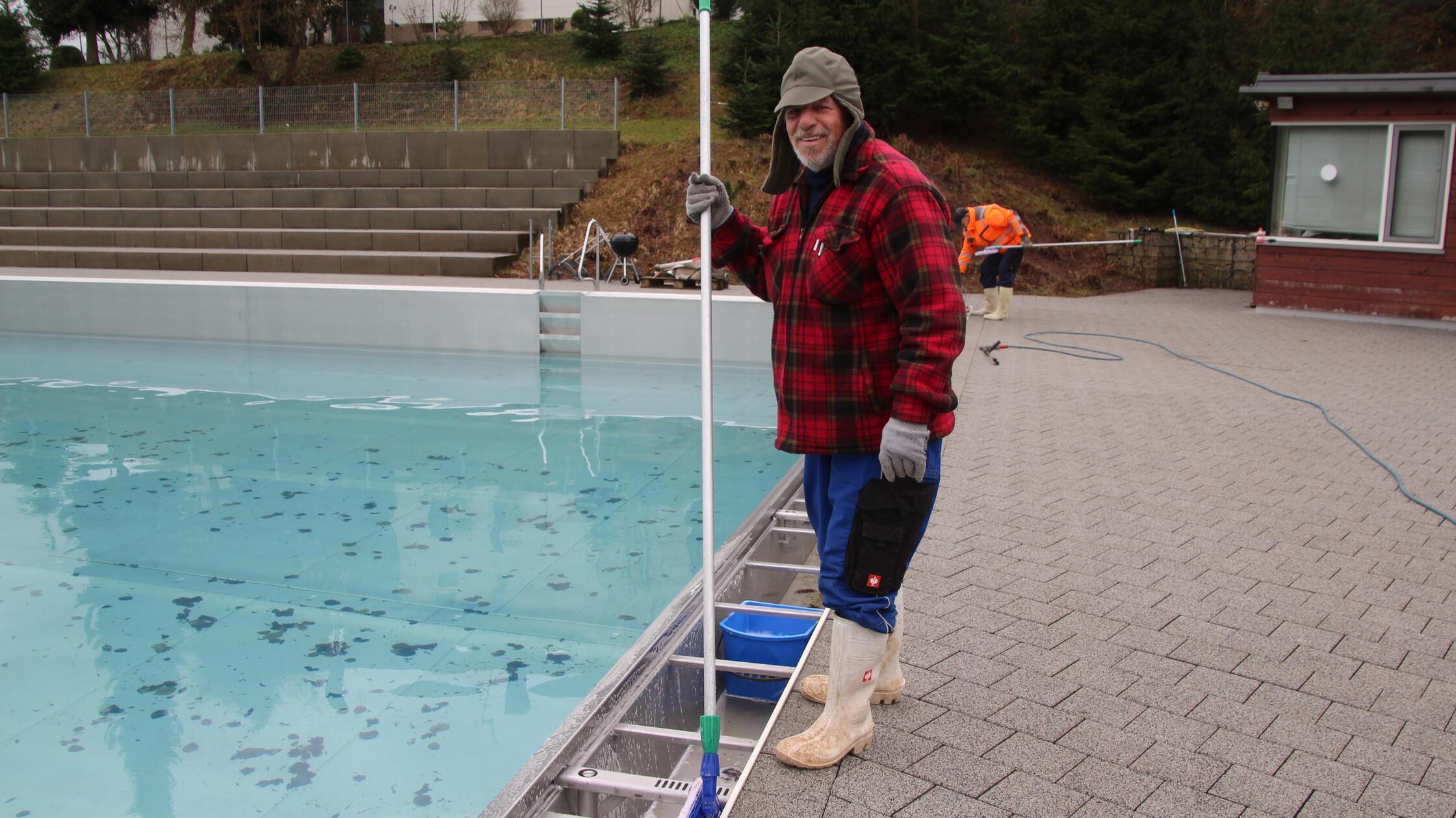 Bei feuchtkaltem Wetter sorgen Uwe Schmidt (vorn),