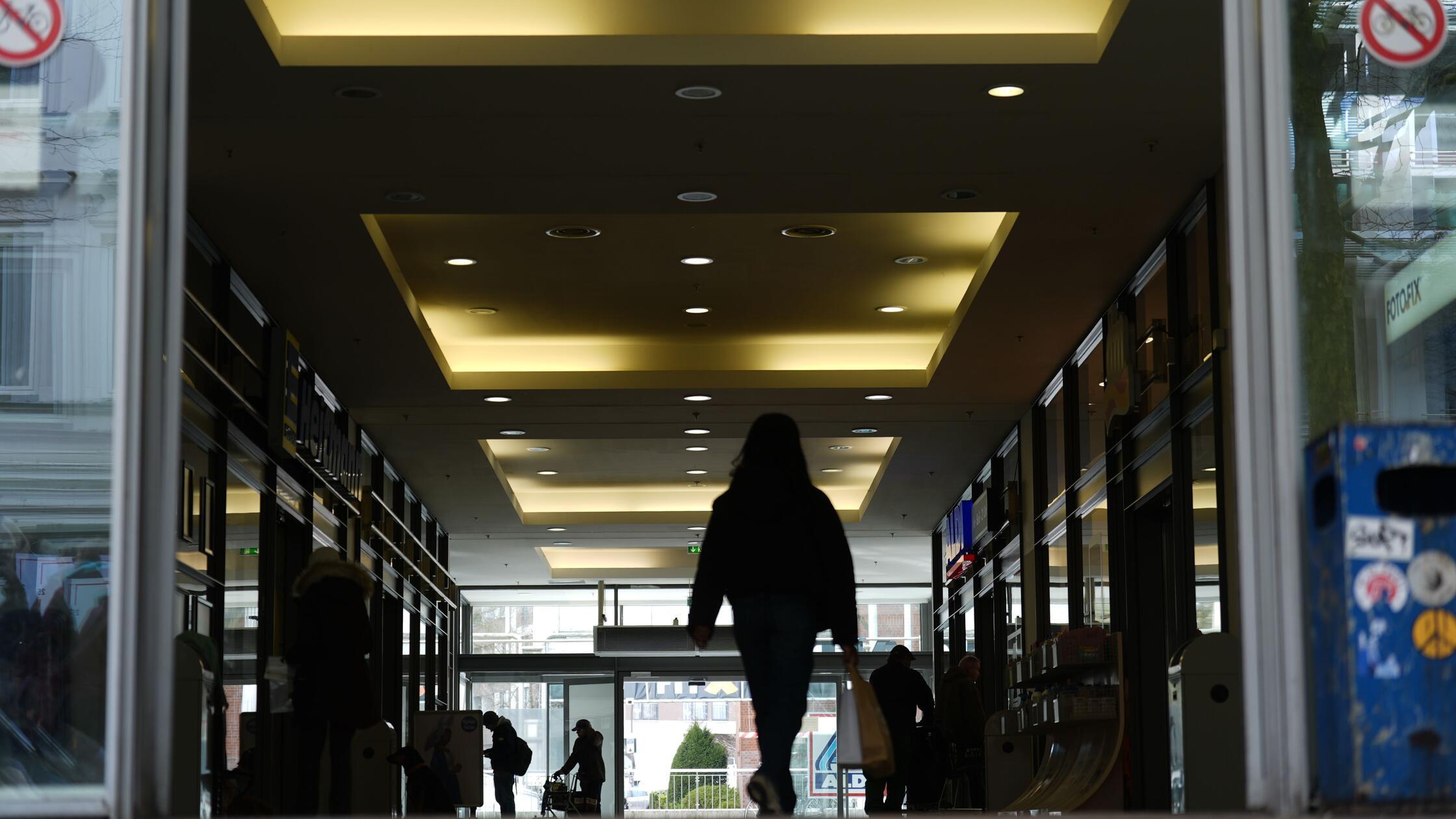 31.03.2026, Hamburg: Passanten gehen durch die Ein