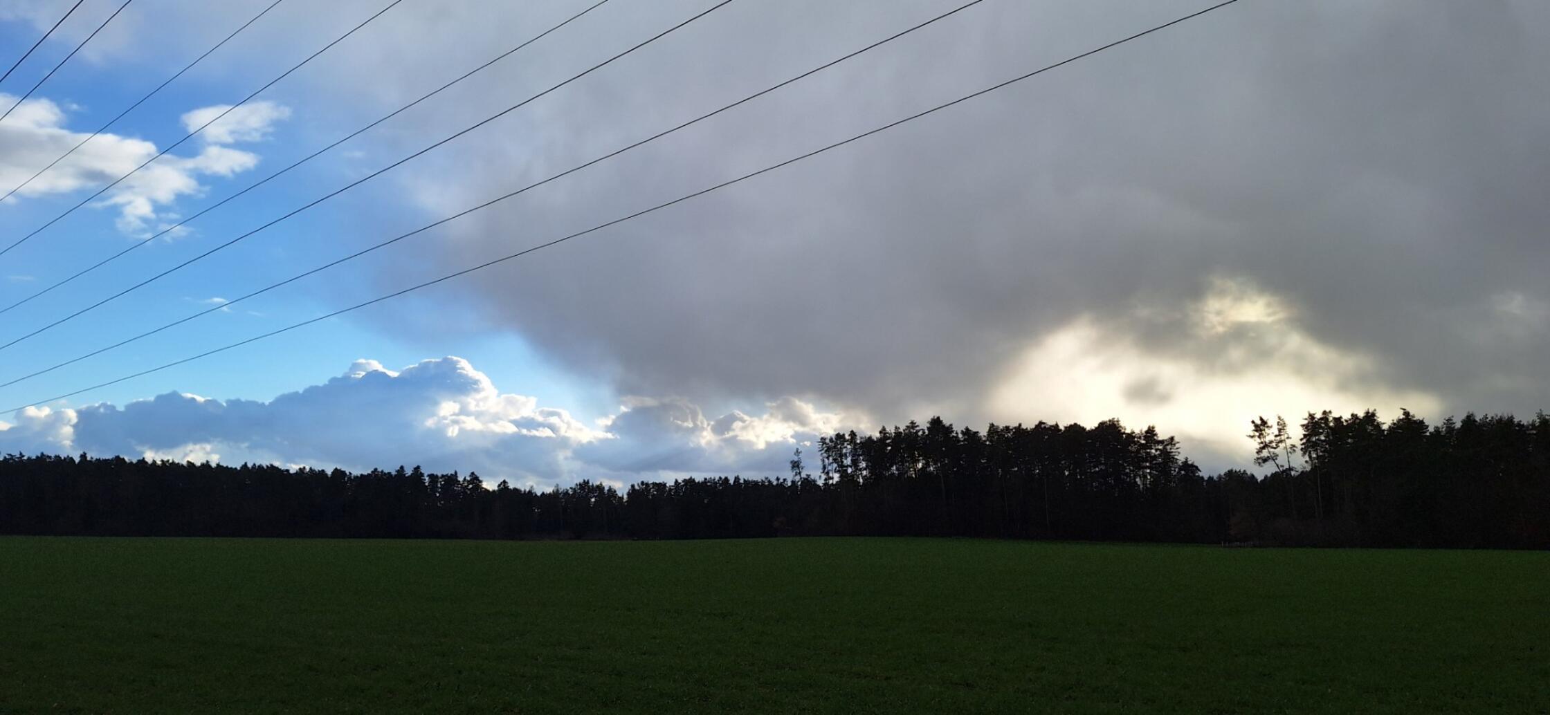 Regenwolken schieben sich langsam über den blauen Wolkenhimmel.