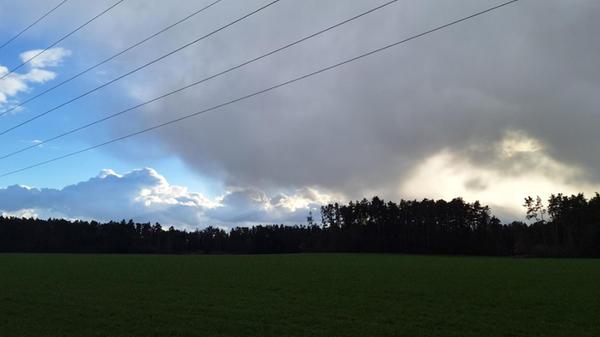 Regenwolken schieben sich langsam über den blauen Wolkenhimmel.