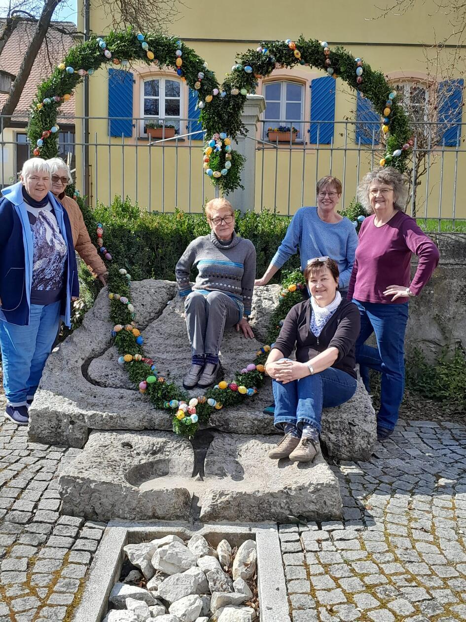 Die Frauen aus dem Bastelkreis der Ev. Kirchengemeinde Offenbau haben sich auch in diesem Jahr wieder die Mühe gemacht, den Brunnen in der Dorfmitte zu schmücken.