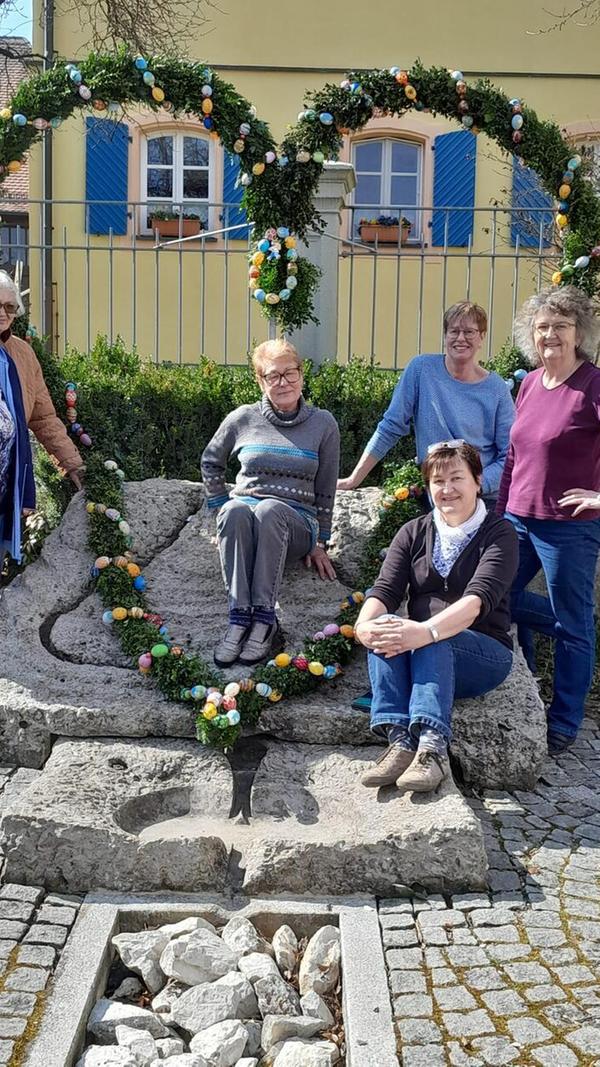 Die Frauen aus dem Bastelkreis der Ev. Kirchengemeinde Offenbau haben sich auch in diesem Jahr wieder die Mühe gemacht, den Brunnen in der Dorfmitte zu schmücken.