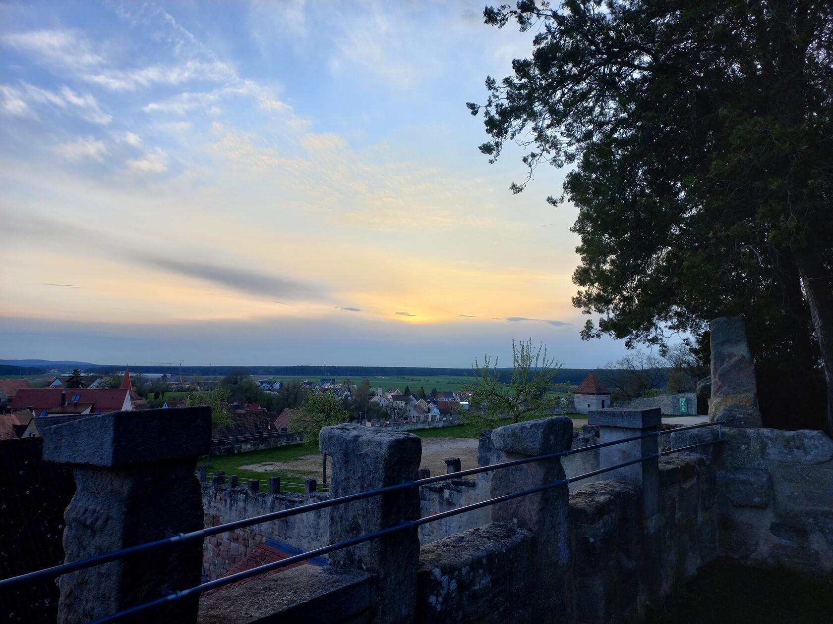 Blick auf Abenberg, aus dem Rosengarten der Burg.