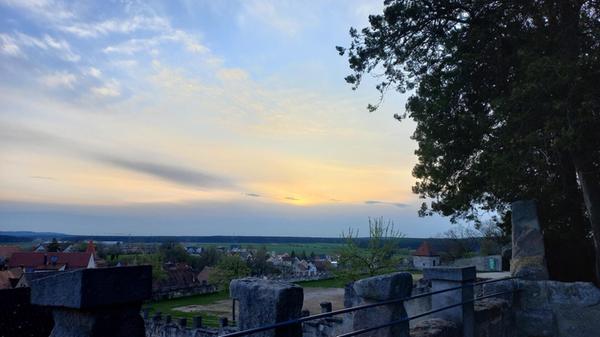 Blick auf Abenberg, aus dem Rosengarten der Burg.