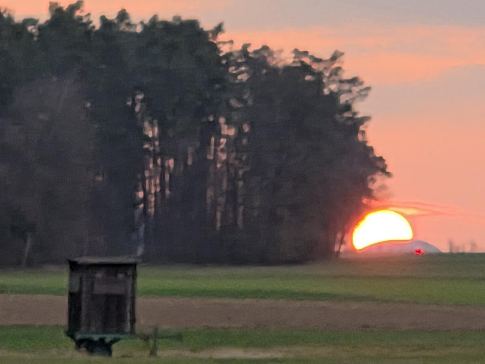 Die Sonne legt sich auf ein "Kissen" zum Schlafen.
