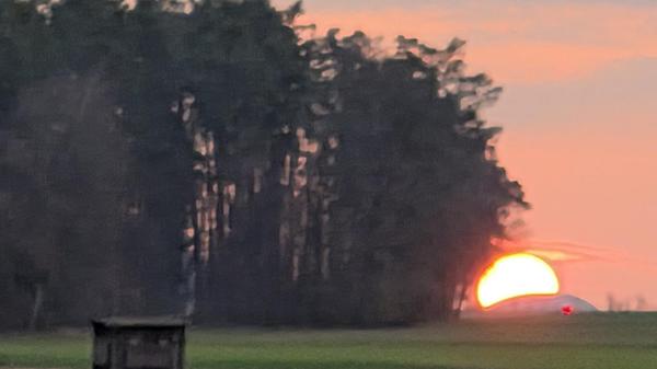 Die Sonne legt sich auf ein "Kissen" zum Schlafen.