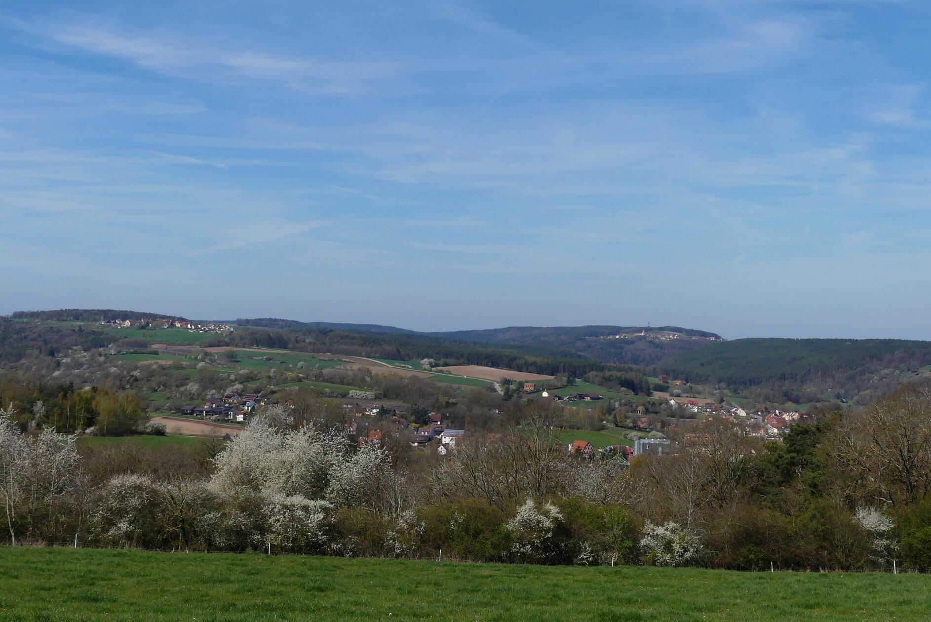 Blick von Großweingarten auf Spalt, links oben Schnittling und der der Ferne Theilenberg