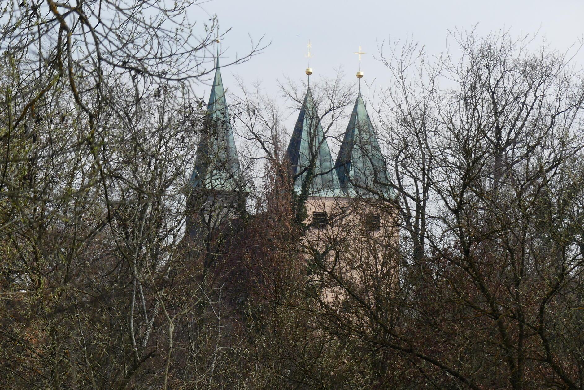 Die evangelische Kirche in Rednitzhembach von der Rednitzseite aus gesehen.
