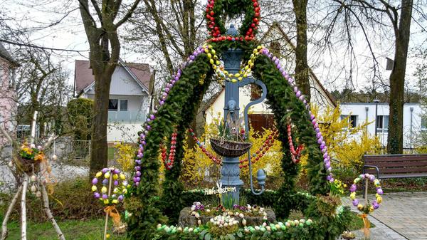 Der Osterbrunnen in Kleinschwarzenlohe.