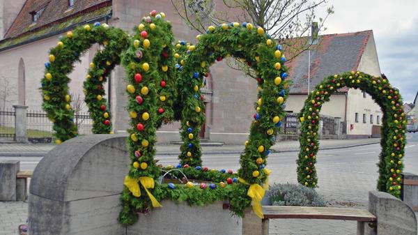 Eine Augenweide der Osterbrunnen in Leerstetten.
