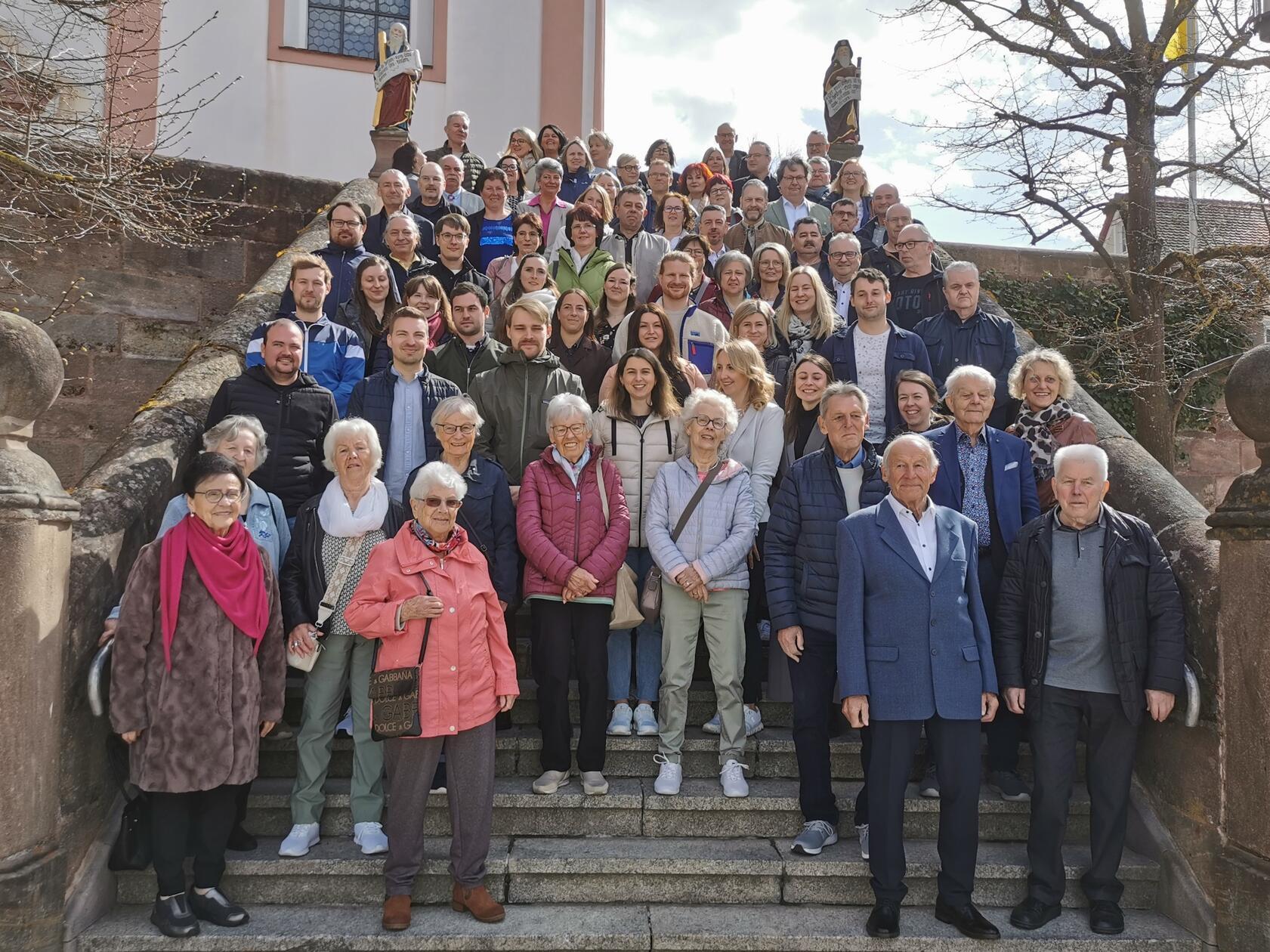 Über 80 Männer und Frauen aus der Pfarrei Hillpoltstein feierten am Ostermontag in der Pfarrkirche St. Johannes der Täufer in Hilpoltstein ihre Jubelkommunion. Vor 25, 50 oder 75 Jahren traten diese erstmals an den Tisch des Herrn. Gemeinsam mit Pfarrer Franz-Josef Gerner feierten Sie den Gottesdienst.