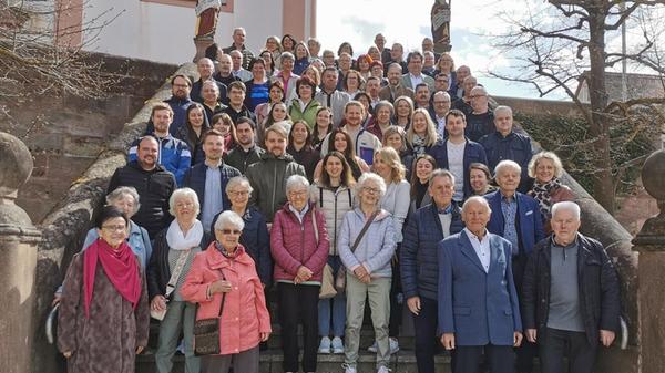 Über 80 Männer und Frauen aus der Pfarrei Hillpoltstein feierten am Ostermontag in der Pfarrkirche St. Johannes der Täufer in Hilpoltstein ihre Jubelkommunion. Vor 25, 50 oder 75 Jahren traten diese erstmals an den Tisch des Herrn. Gemeinsam mit Pfarrer Franz-Josef Gerner feierten Sie den Gottesdienst.