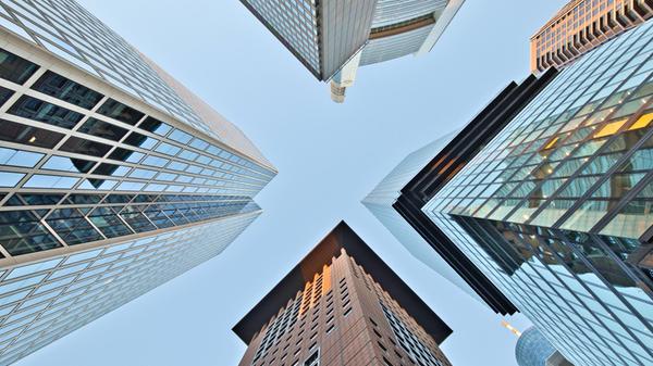 Stadt- und Skylineansicht einer modernen Metropole