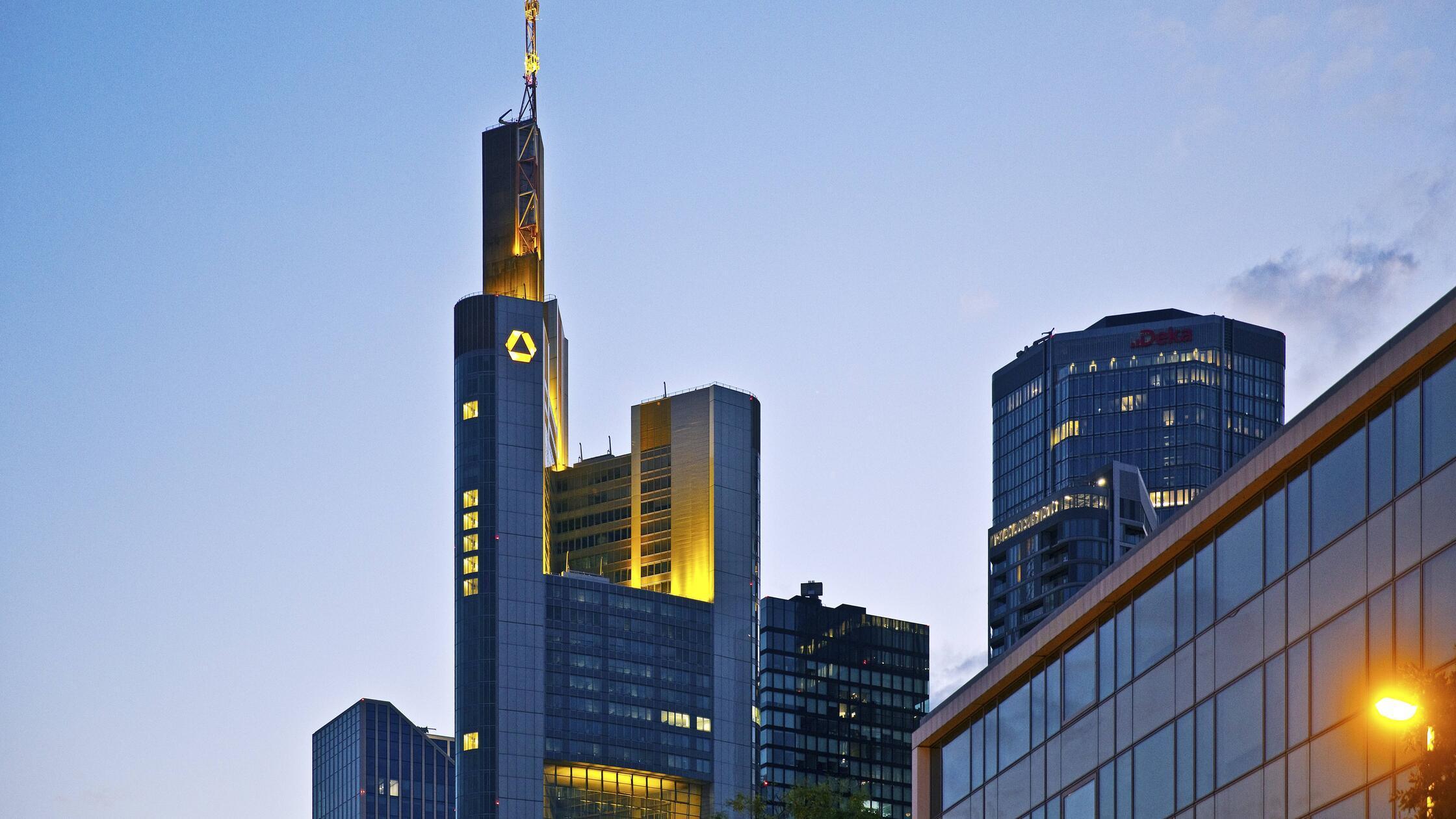 Commerzbank Tower am Abend, Frankfurt am Main, Hes