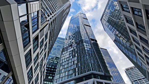 Froschperspektive auf die Hochhäuser im Bankenvier