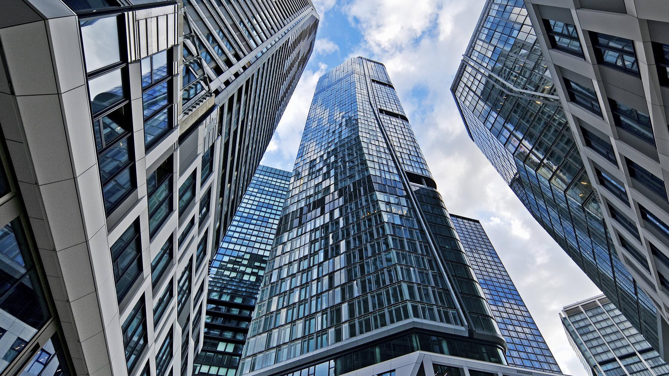 Froschperspektive auf die Hochhäuser im Bankenvier