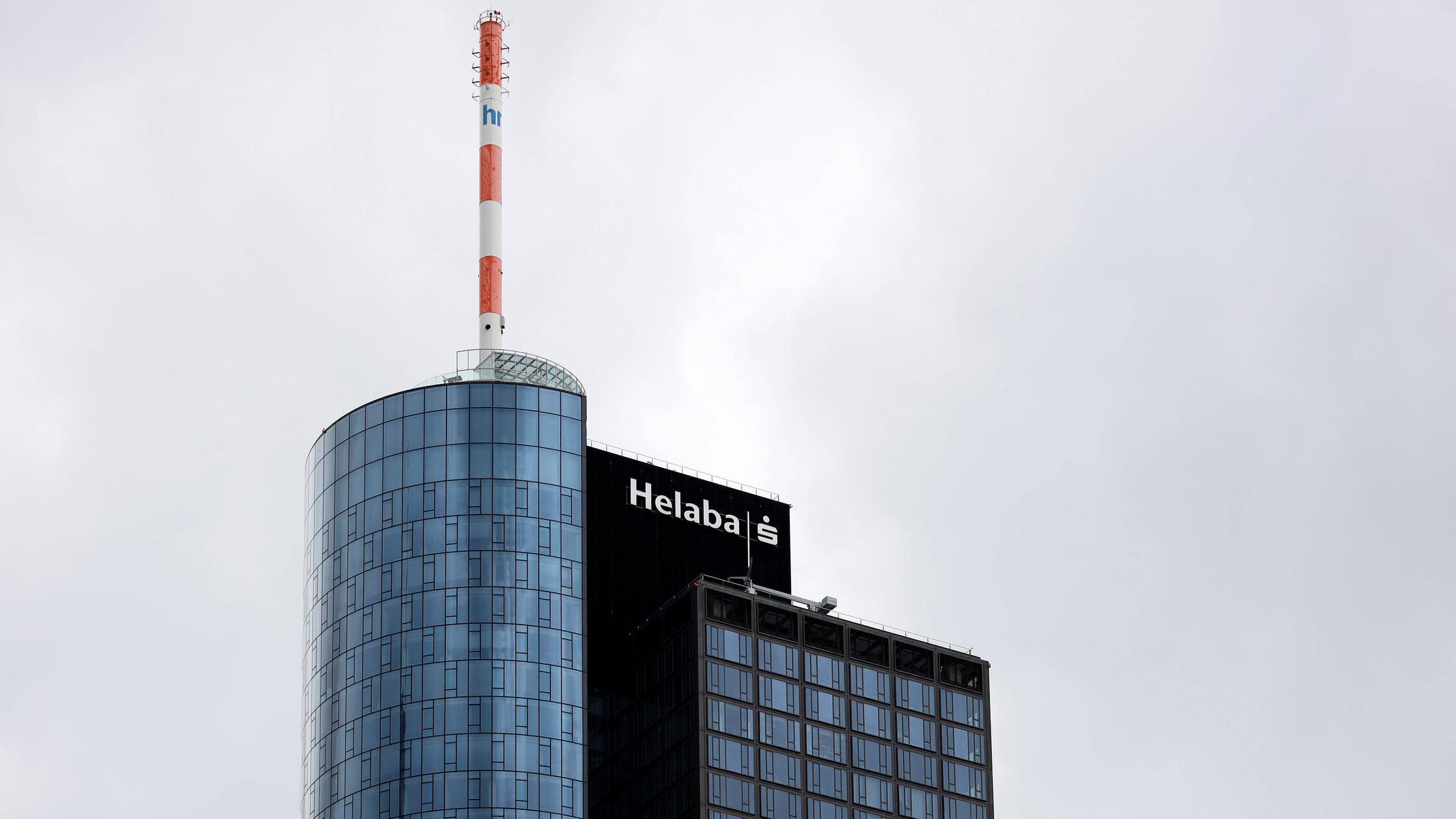 Der Main-Tower in der Innenstadt mit dem Logo sein