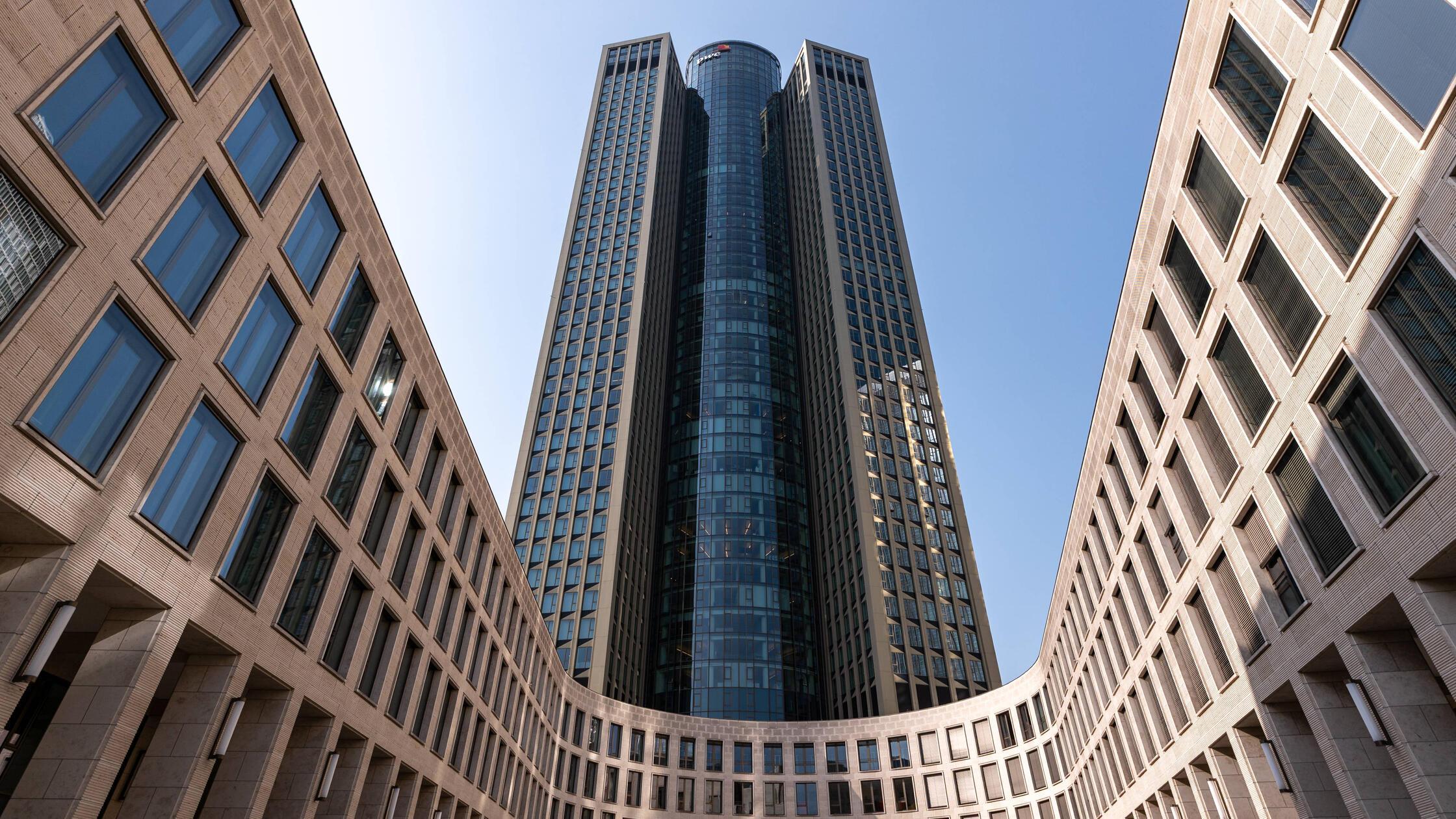 Symmetrischer Blick auf den Tower 185 in Frankfurt