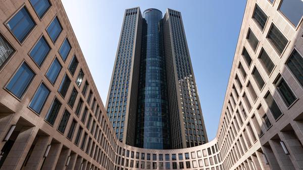 Symmetrischer Blick auf den Tower 185 in Frankfurt