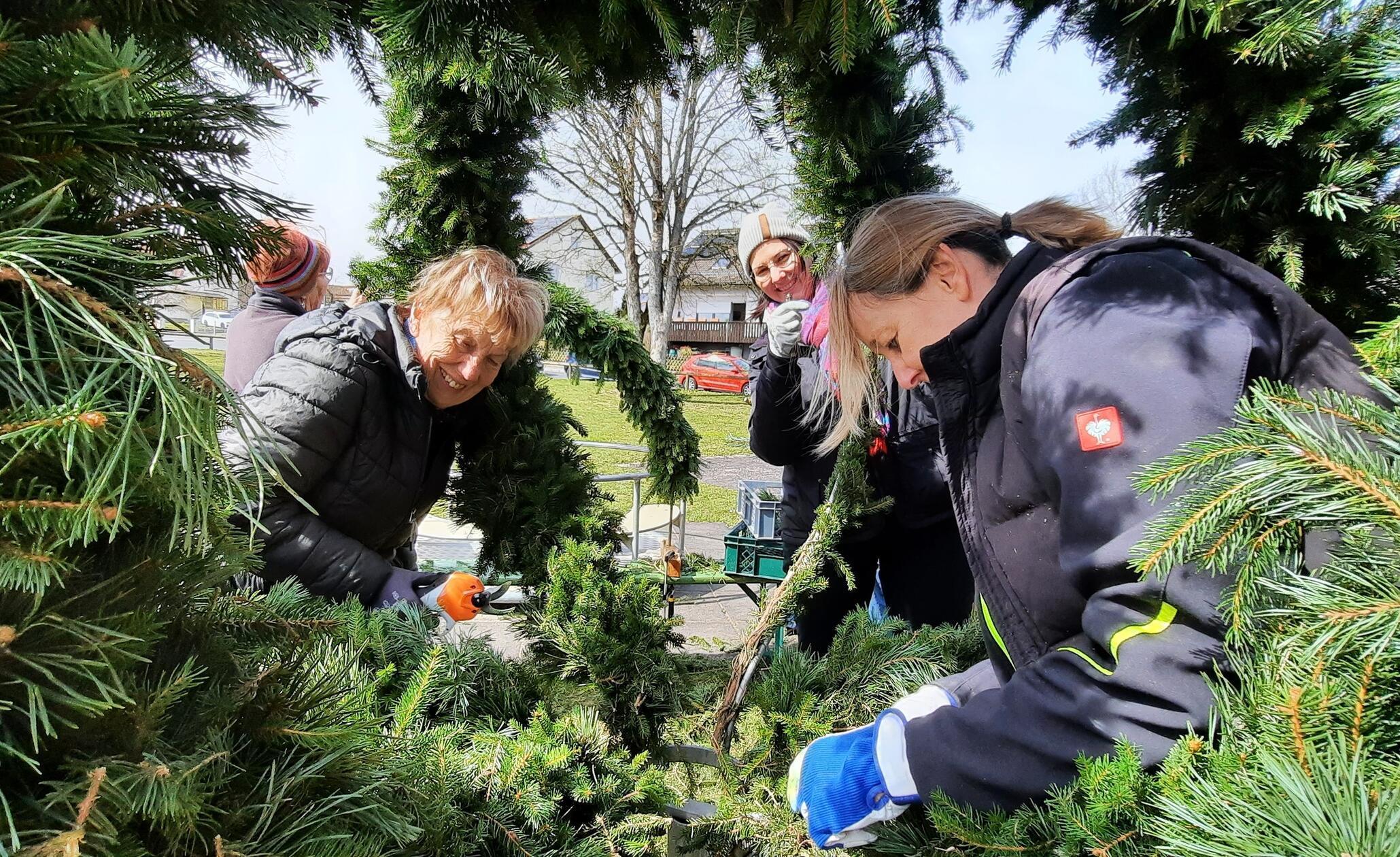 Elisabeth Trenz (links) ist sehr versiert im Binden der Auerbacher Osterkrone und gibt ihre Erfahrungen gerne weiter. Mit im Bild Sabine Folkenborn und Kathrin Streit (v. rechts).