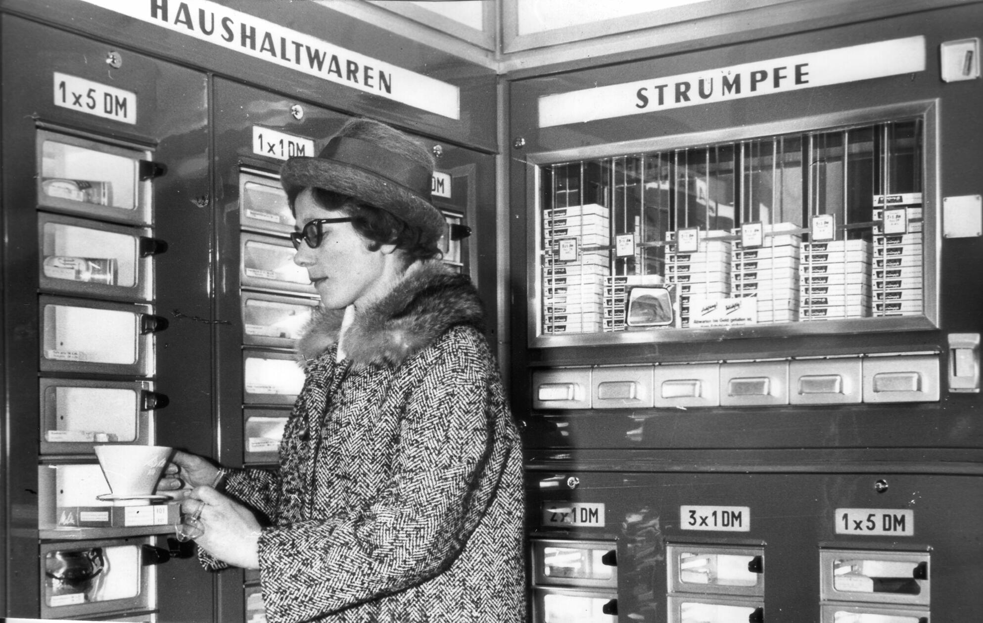 Stellen Sie sich vor, Sie wollen Kaffee kochen, aber es fehlen Ihnen die dazu nötigen Utensilien. In den sechziger Jahren war das mancherorts kein Problem, denn man konnte sich für fünf DM rund um die Uhr einen Kaffeefilter-to-go aus Porzellan aus einem Automaten mit Haushaltswaren holen. Im Fach darunter gab es auch einen Topf zu kaufen, falls man vergessen hatte, sich rechtzeitig bei Ladenöffnungszeiten einen zuzulegen. Automatenläden sind auch heute wieder in Mode, doch dort sind nicht Dinge wie Braukessel, sondern Getränke, die man sofort genießen kann, die Verkaufsschlager.